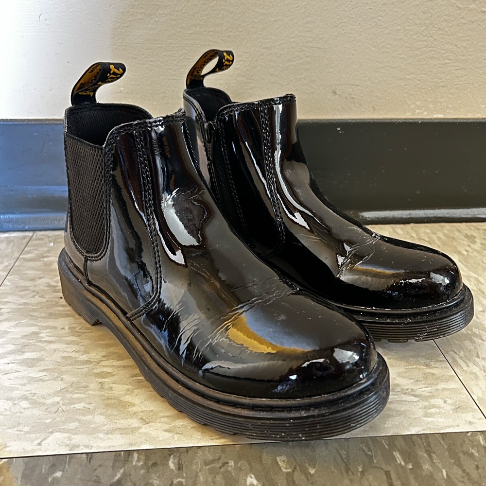 Dr. Martens kid’s Chelsea boots patent lamper